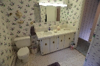 Click to see 21 Upstairs Bath.jpg