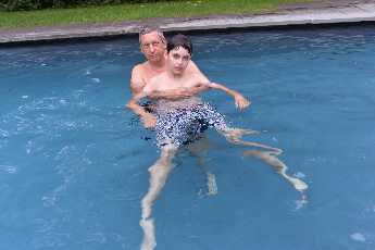 Click to see 31 Swimming Chez Sanders.JPG